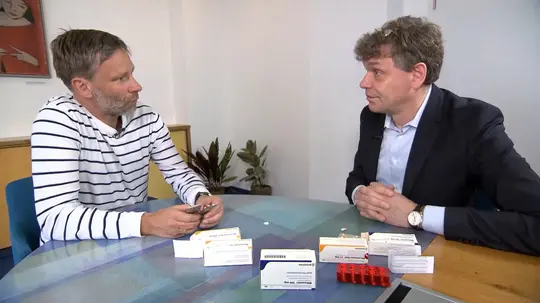 Dr. Dirk Pamperin, Vorsitzender der Geschäftsführung bei APOGEPHA, unterhält sich mit einem RTL-Moderator über das Thema Medikamentenmangel