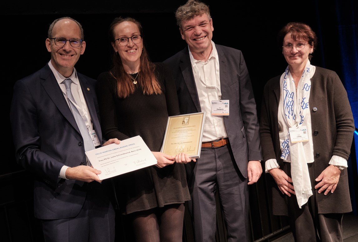 (v.l.n.r)Prof. Dr. med. Boris Hadaschik, Leiter des Ressorts Fort- und Weiterbildung bei der DGU, Preisträgerin Urologin PD Dr. Laila Schneidewind, Dr. Dirk Pamperin, Vorsitzender der Geschäftsführung der APOGEPHA Arzneimittel GmbH, Steffi Liebig, Bereichsleiterin Gesundheitspolitik und Unternehmenskommunikation